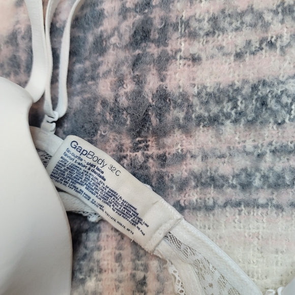 32c gap body bra - Picture 3 of 3